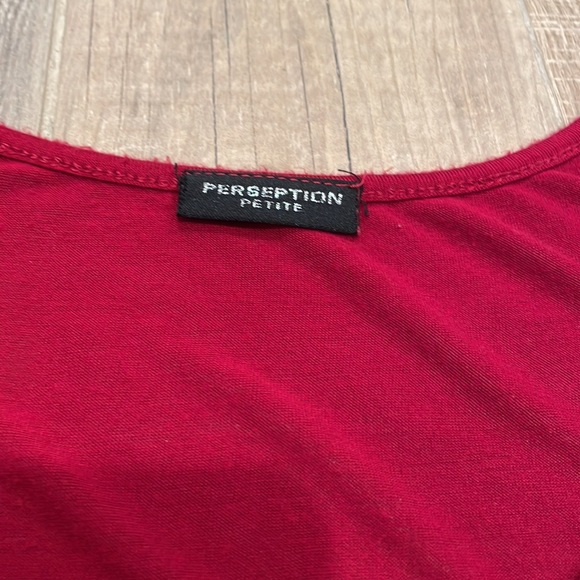 ❗️BUNDLE SALE 4 for $20 - 🎄RED Short sleeve TOP - Picture 4 of 8
